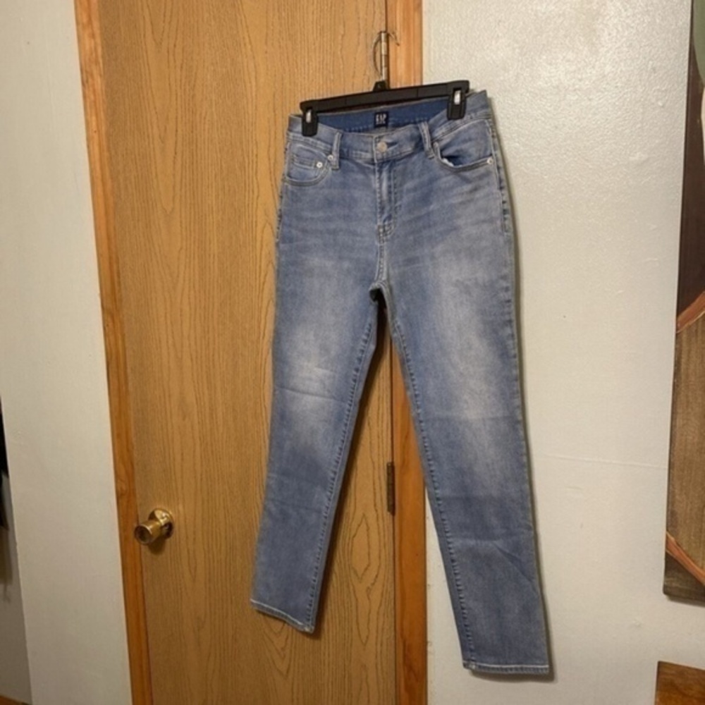 Gap "Girlfriend" Size 25 Light Wash Mid-Rise Jeans - EUC